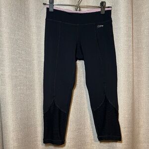 Sofibella Black Yoga Pants Knee Length Crop Leggings with Pink Waistband Size XS
